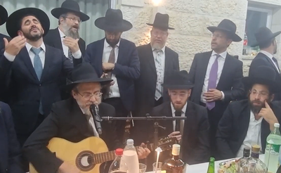 כשהלל פלאי ונפתלי קמפה החלו לשיר בדואט ספונטני: "והראנו"