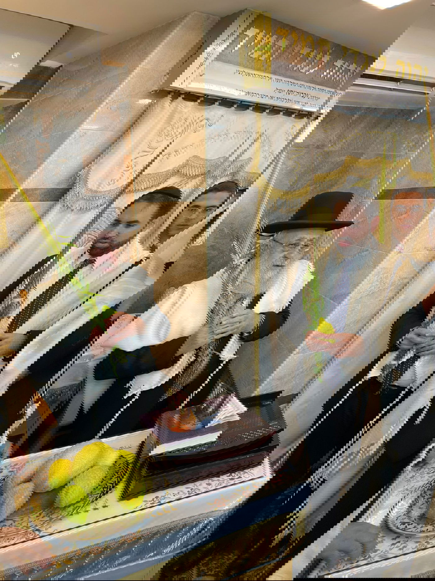 תיעוד מיוחד: תפילה, נענועים ועלייה לרגל במעונו של הראש"ל