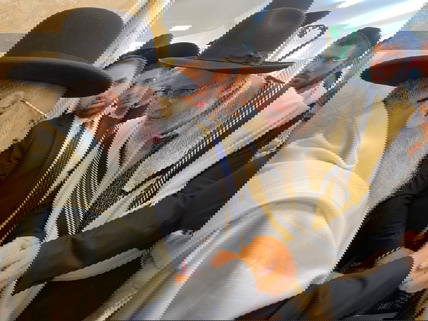 תיעוד מיוחד: תפילה, נענועים ועלייה לרגל במעונו של הראש"ל