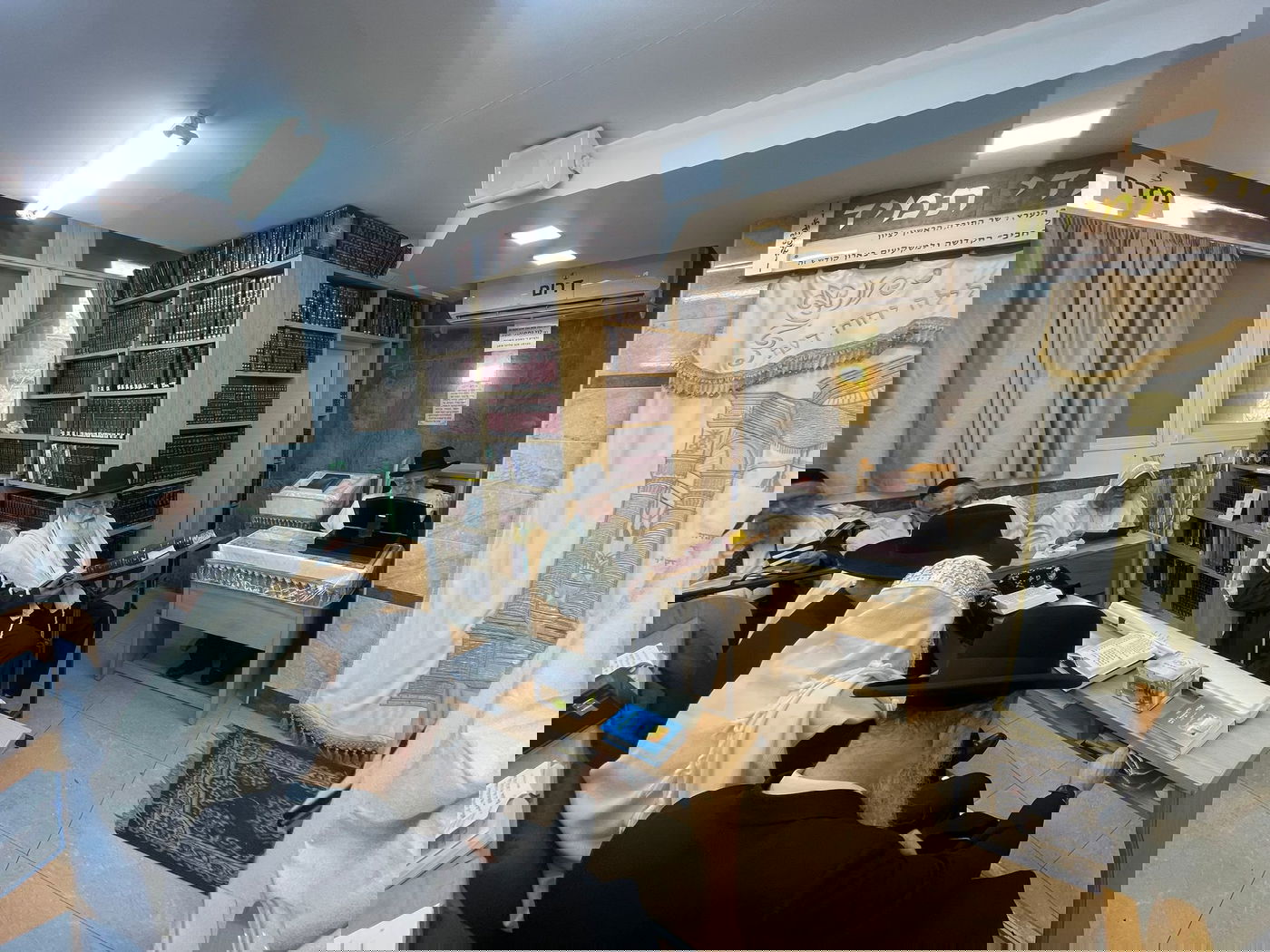 תיעוד מיוחד: תפילה, נענועים ועלייה לרגל במעונו של הראש"ל