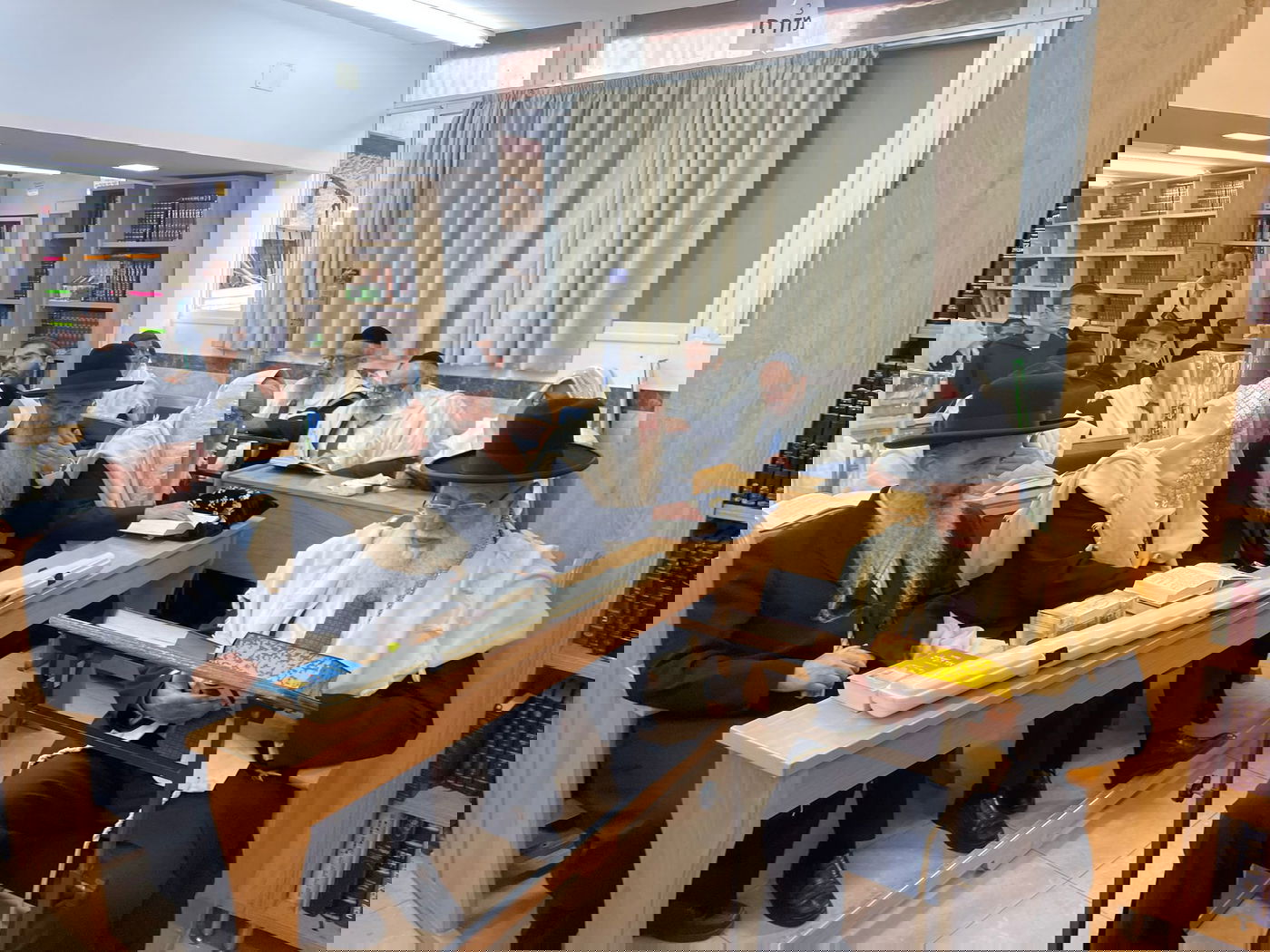 תיעוד מיוחד: תפילה, נענועים ועלייה לרגל במעונו של הראש"ל