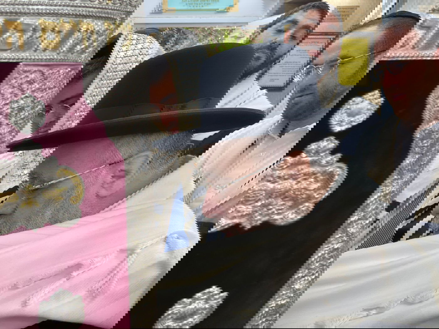 תיעוד מיוחד: תפילה, נענועים ועלייה לרגל במעונו של הראש"ל