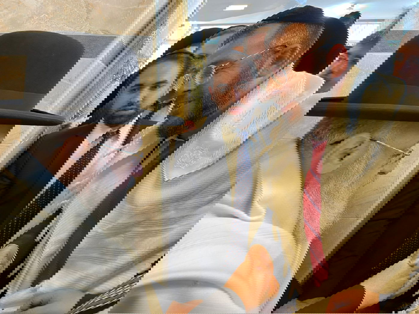 תיעוד מיוחד: תפילה, נענועים ועלייה לרגל במעונו של הראש"ל