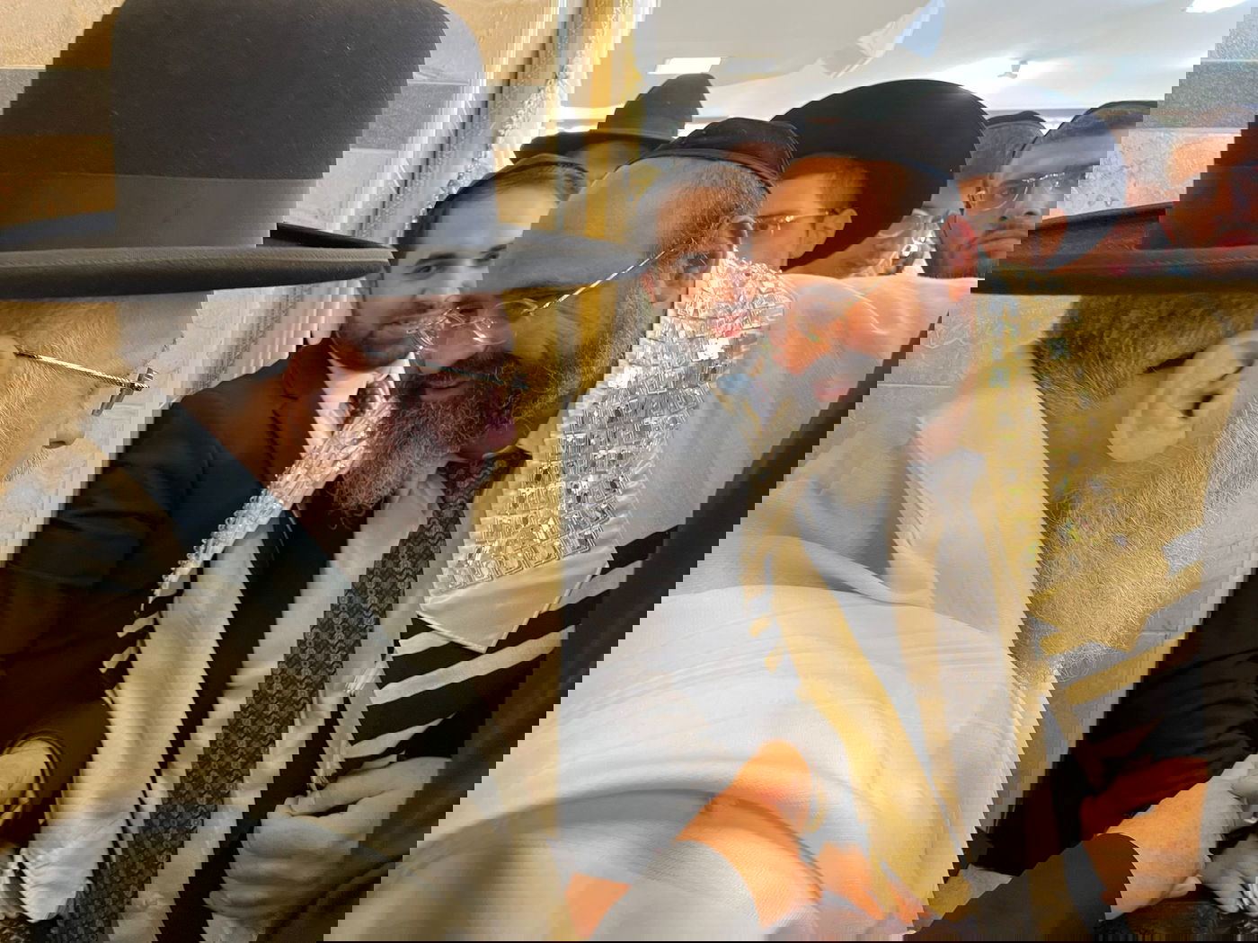 תיעוד מיוחד: תפילה, נענועים ועלייה לרגל במעונו של הראש"ל