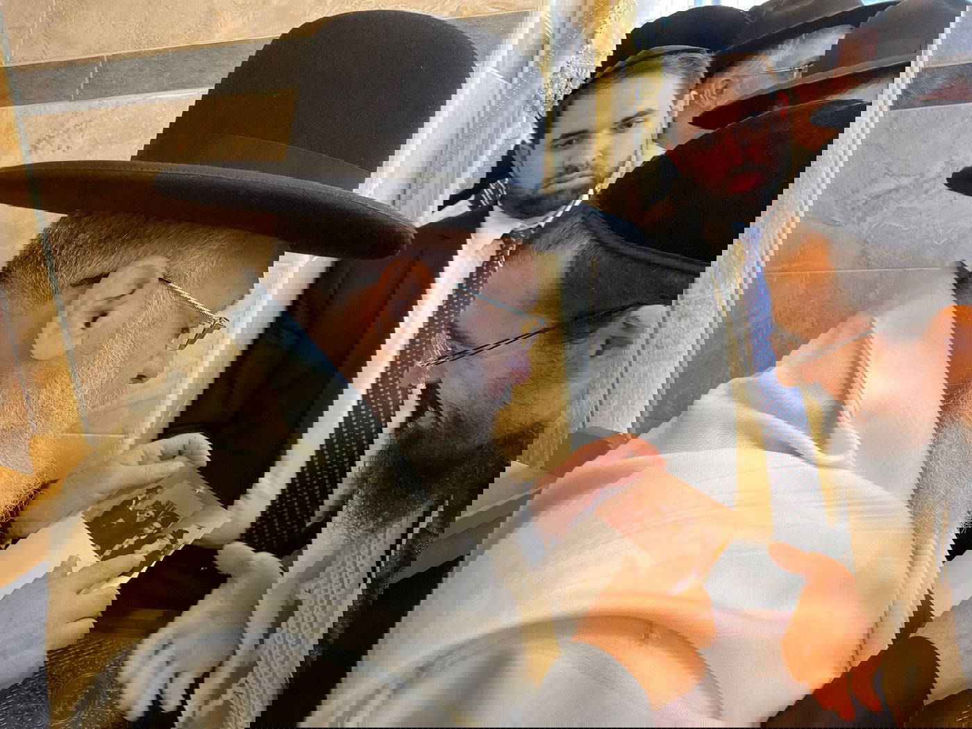 תיעוד מיוחד: תפילה, נענועים ועלייה לרגל במעונו של הראש"ל