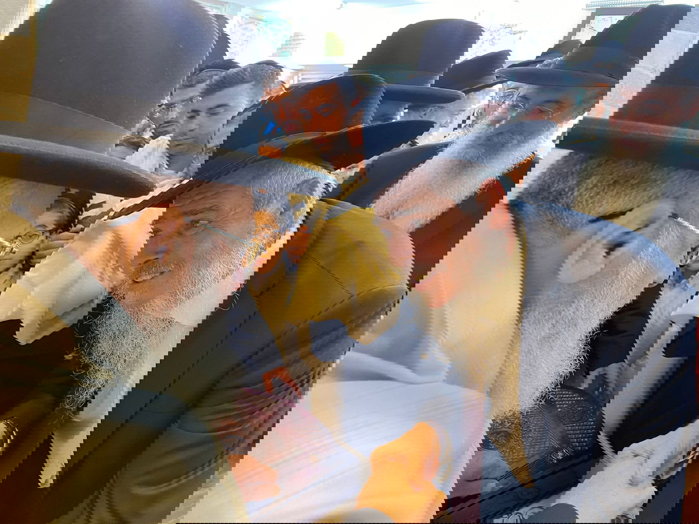 תיעוד מיוחד: תפילה, נענועים ועלייה לרגל במעונו של הראש"ל