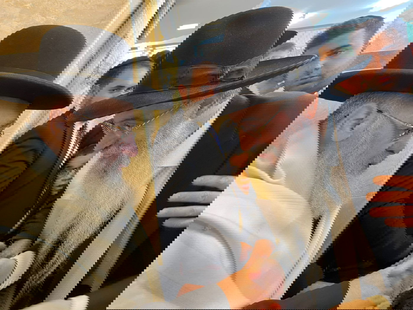 תיעוד מיוחד: תפילה, נענועים ועלייה לרגל במעונו של הראש"ל