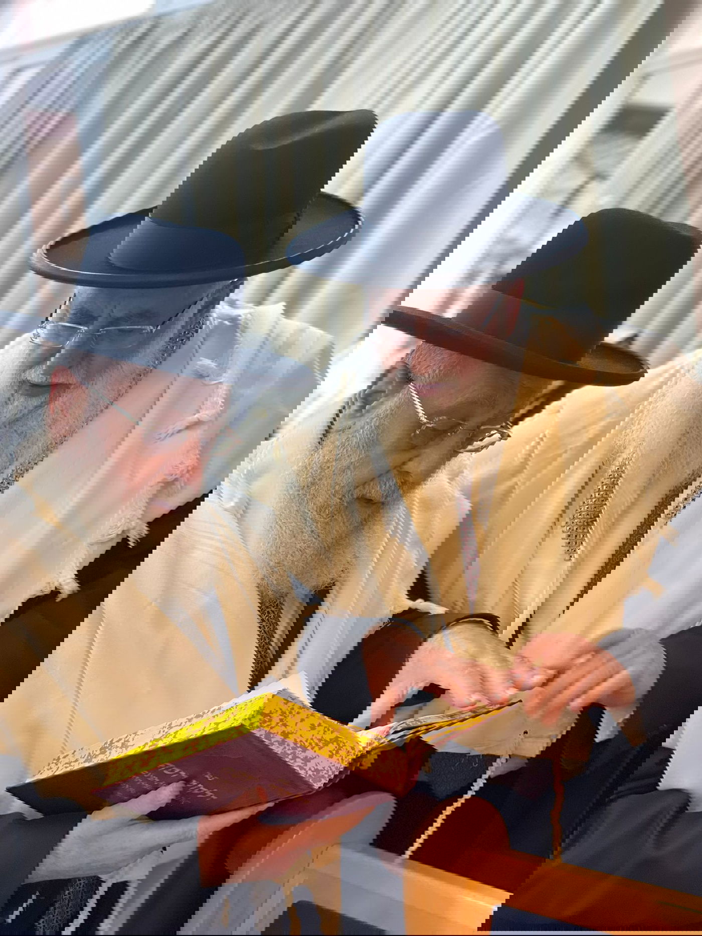 תיעוד מיוחד: תפילה, נענועים ועלייה לרגל במעונו של הראש"ל