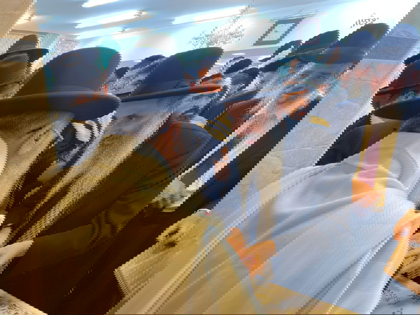 תיעוד מיוחד: תפילה, נענועים ועלייה לרגל במעונו של הראש"ל