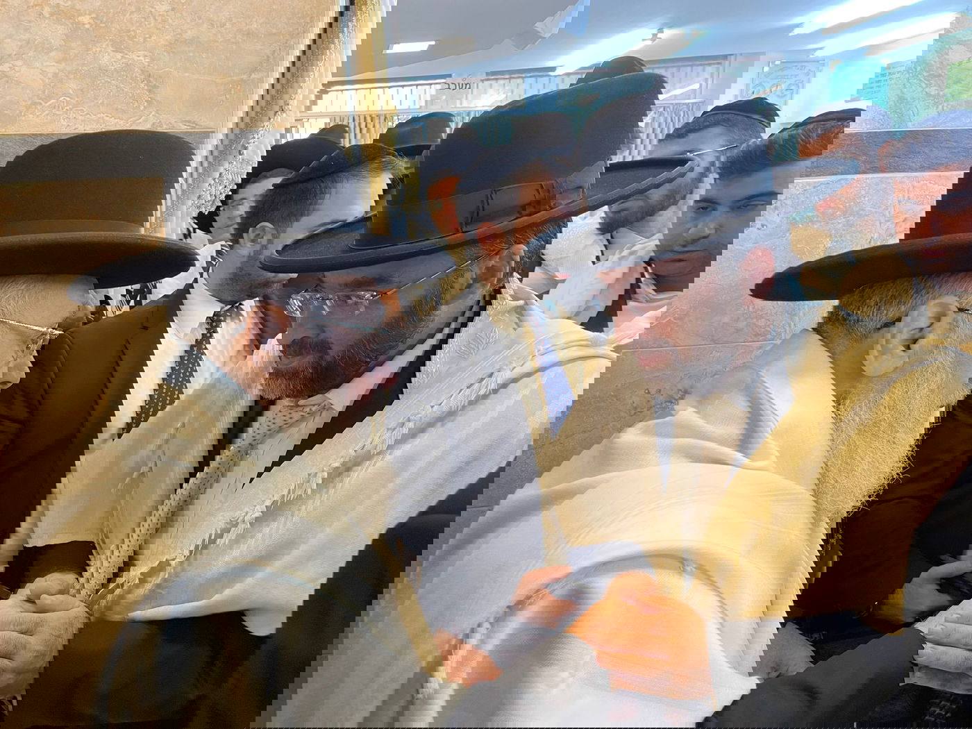 תיעוד מיוחד: תפילה, נענועים ועלייה לרגל במעונו של הראש"ל