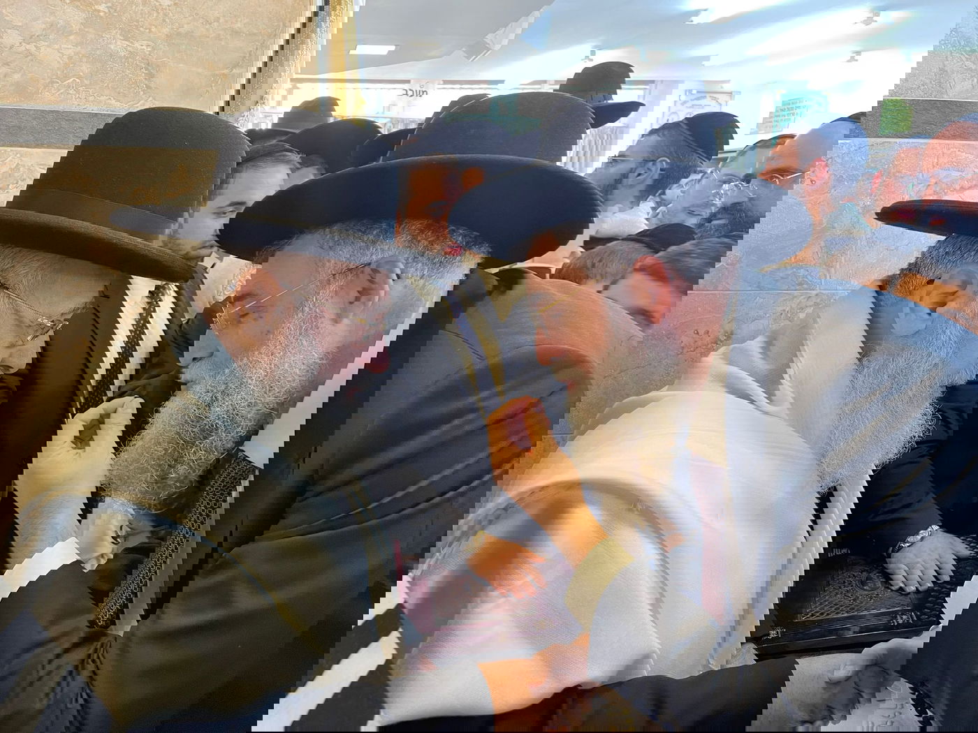 תיעוד מיוחד: תפילה, נענועים ועלייה לרגל במעונו של הראש"ל