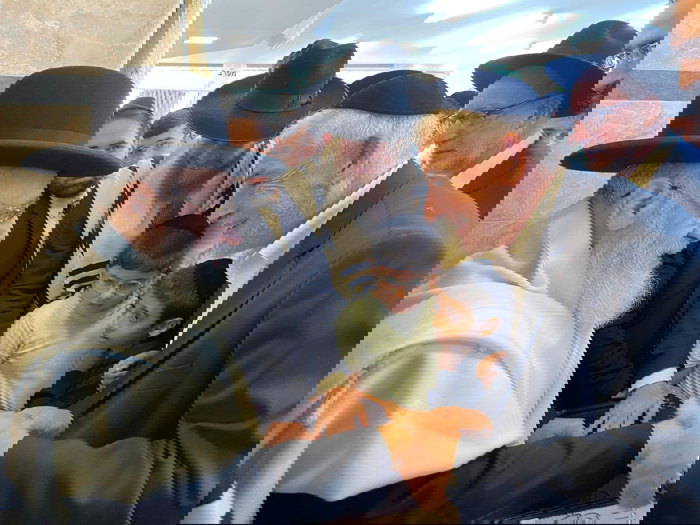 תיעוד מיוחד: תפילה, נענועים ועלייה לרגל במעונו של הראש"ל