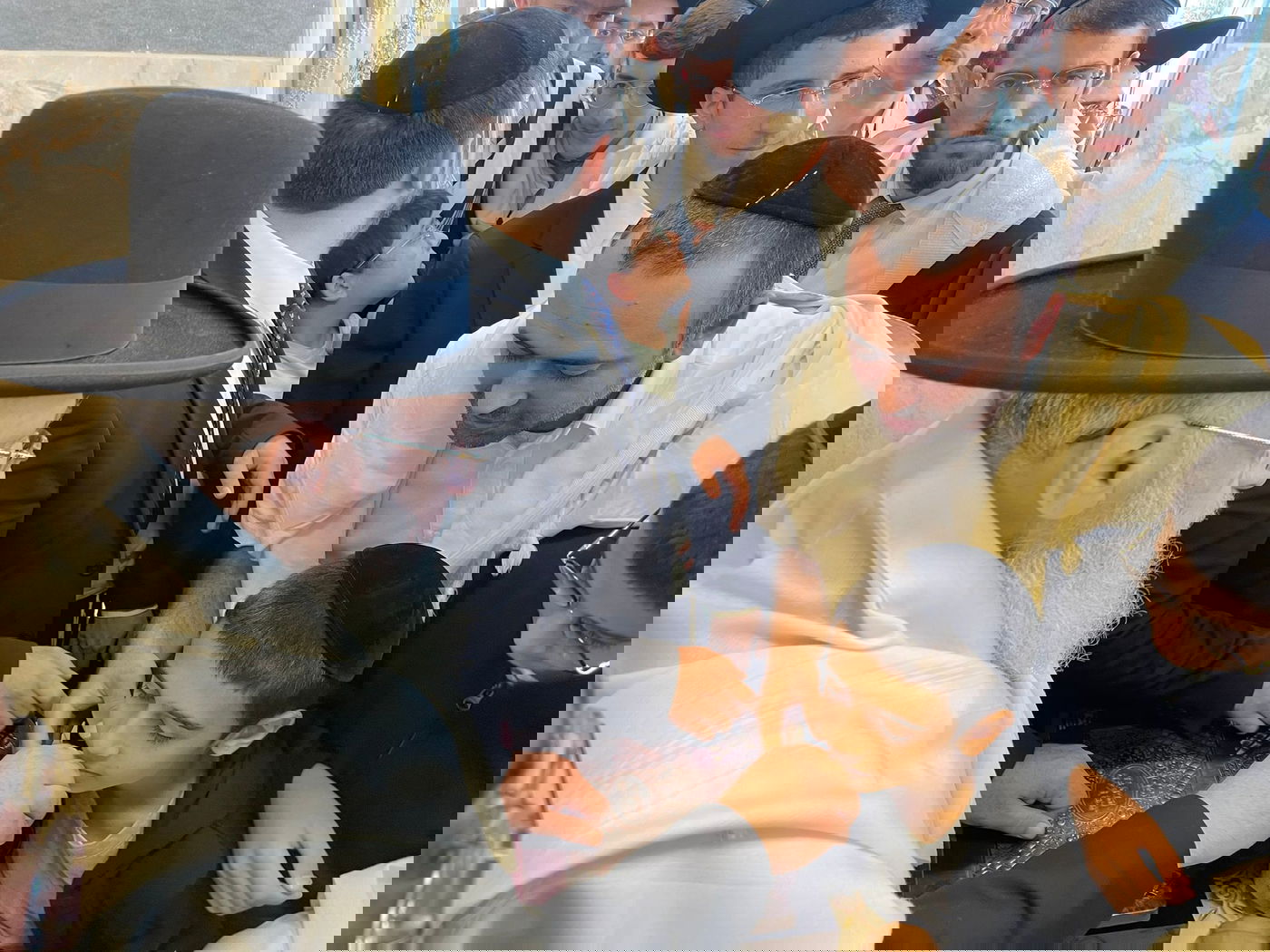 תיעוד מיוחד: תפילה, נענועים ועלייה לרגל במעונו של הראש"ל