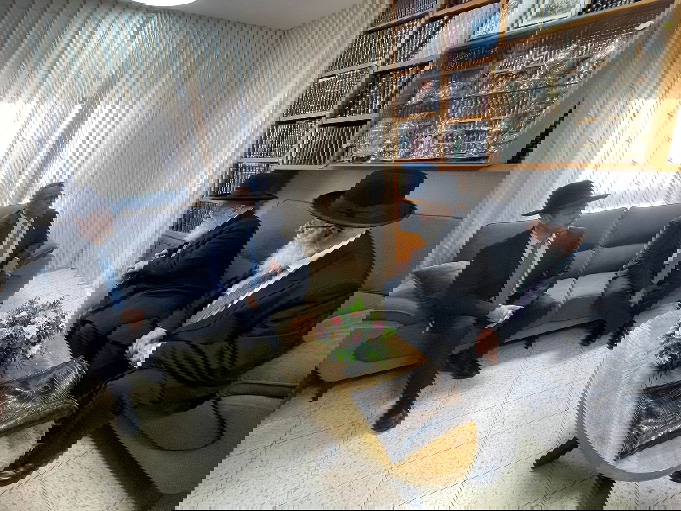 תיעוד מיוחד: תפילה, נענועים ועלייה לרגל במעונו של הראש"ל