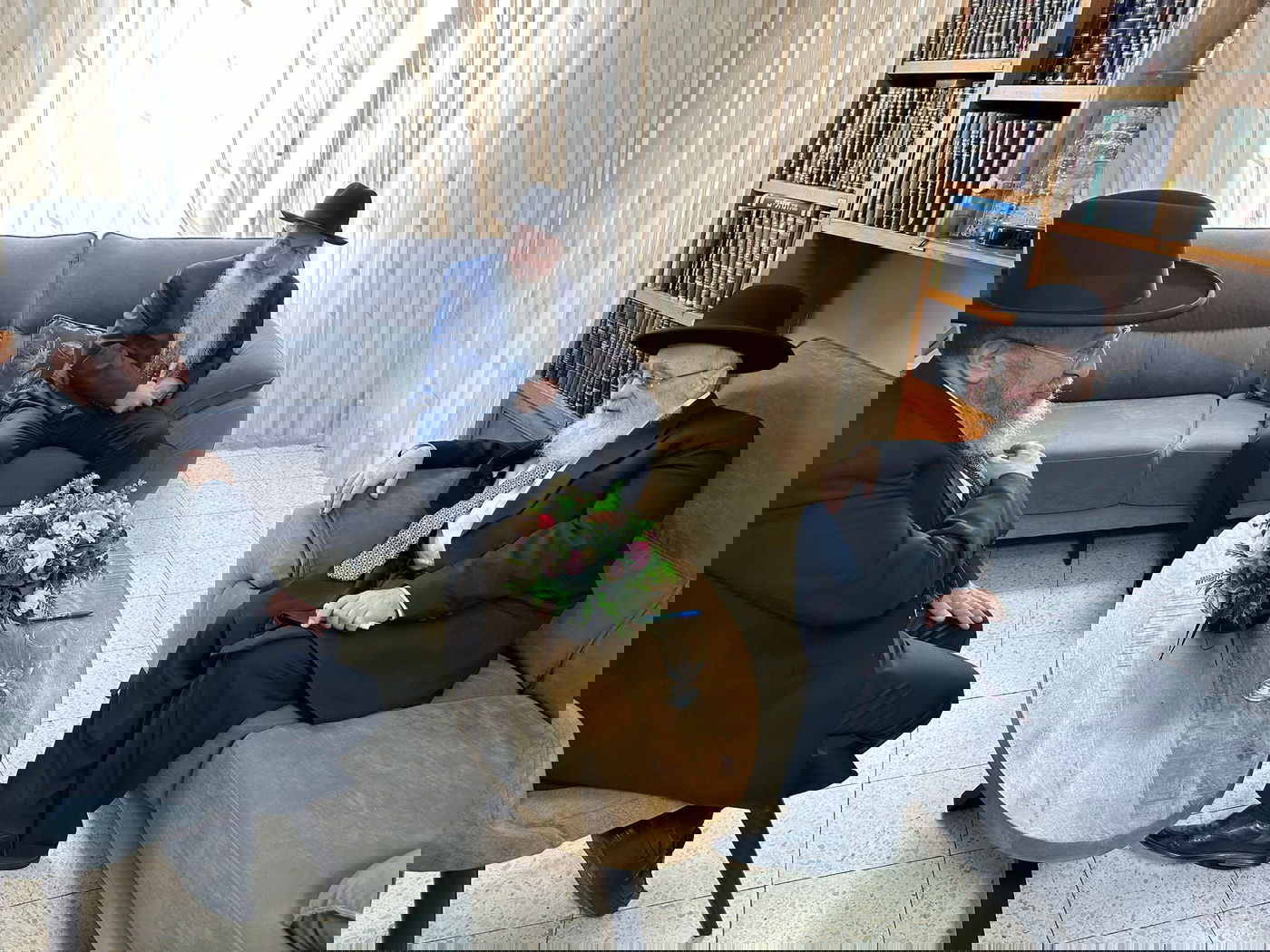 תיעוד מיוחד: תפילה, נענועים ועלייה לרגל במעונו של הראש"ל