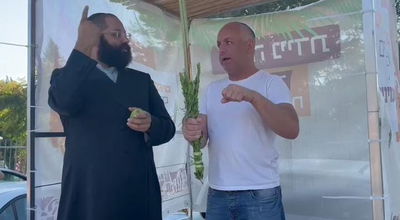 כזה לא ראיתם: כך מברכים על נטילת לולב בשפת הסימנים