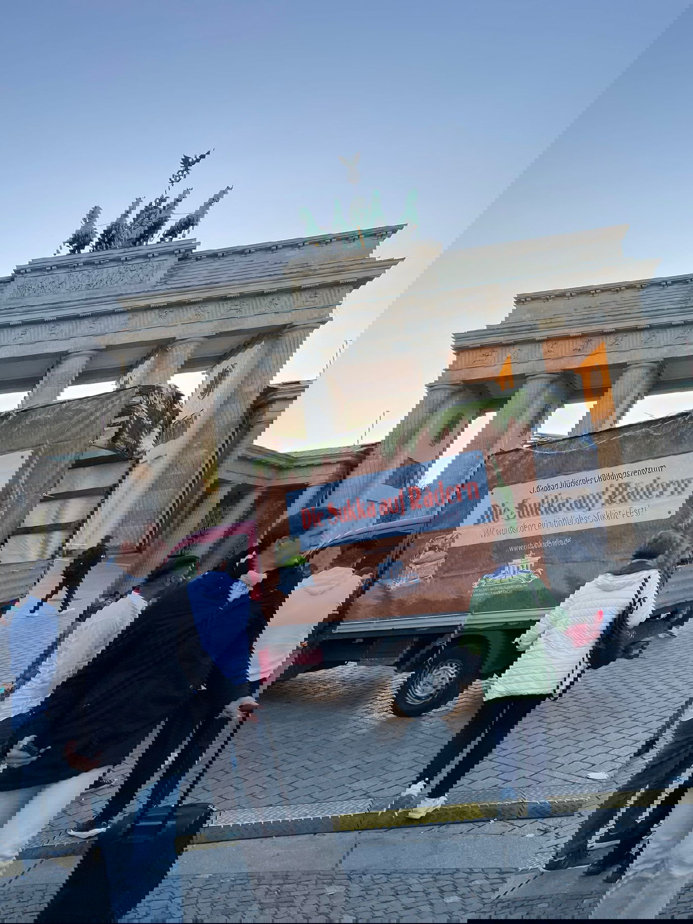 בשער הניצחון הגרמני: מאות יהודים נוטלים לולב | תיעוד