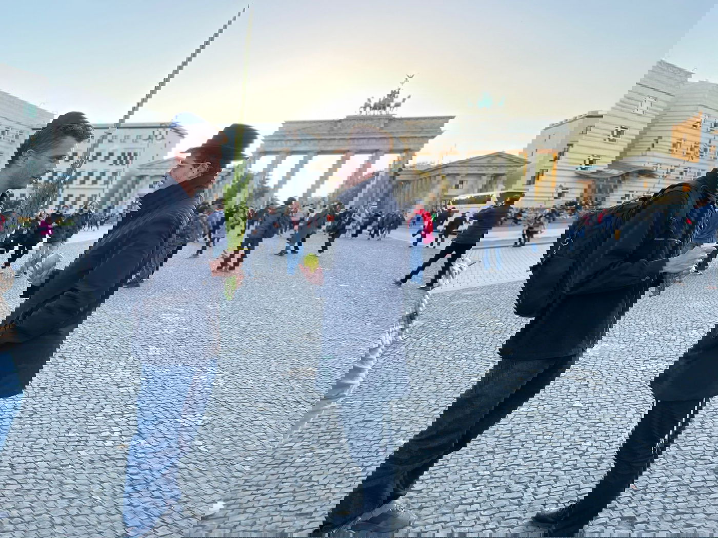 בשער הניצחון הגרמני: מאות יהודים נוטלים לולב | תיעוד