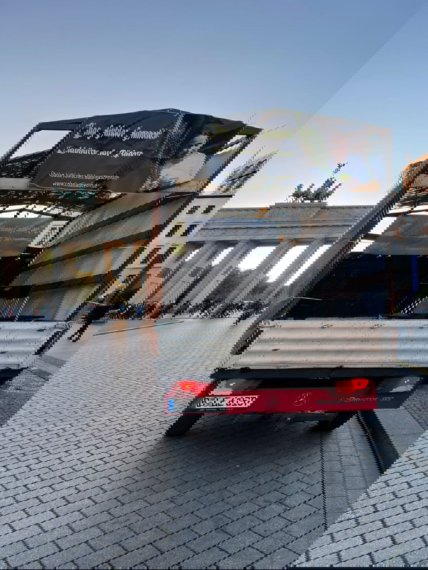 בשער הניצחון הגרמני: מאות יהודים נוטלים לולב | תיעוד