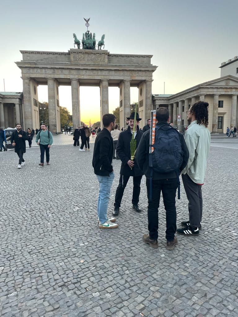 בשער הניצחון הגרמני: מאות יהודים נוטלים לולב | תיעוד