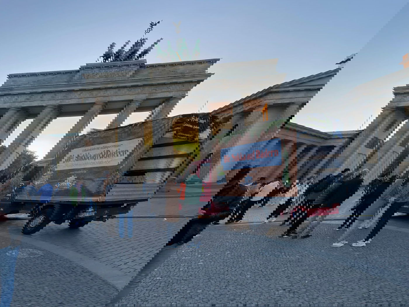 בשער הניצחון הגרמני: מאות יהודים נוטלים לולב | תיעוד