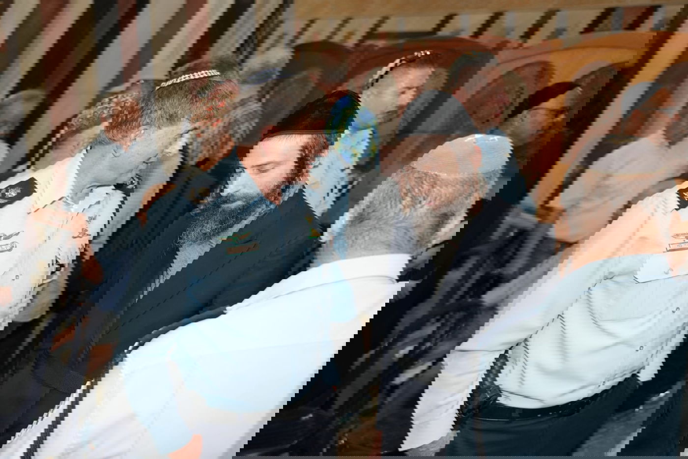 מפקד המחוז סייר עם אבא של מוישי במערת המכפלה