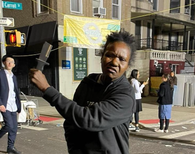 בשמחת בית השואבה: אישה חמושה בסכין חיטטה בתיקים