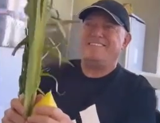 הזמר הישראלי המפורסם נטל לולב ופתח בשירה חסידית