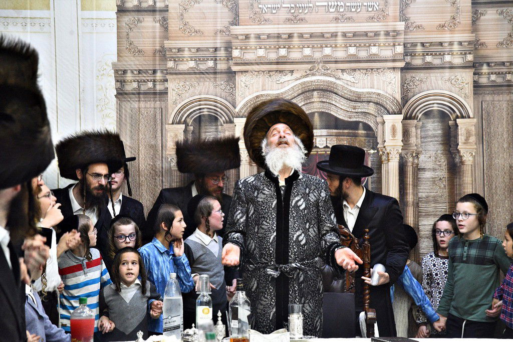 הרבי חילק תפוחים: שמחת בית השואבה בהארנסטייפל