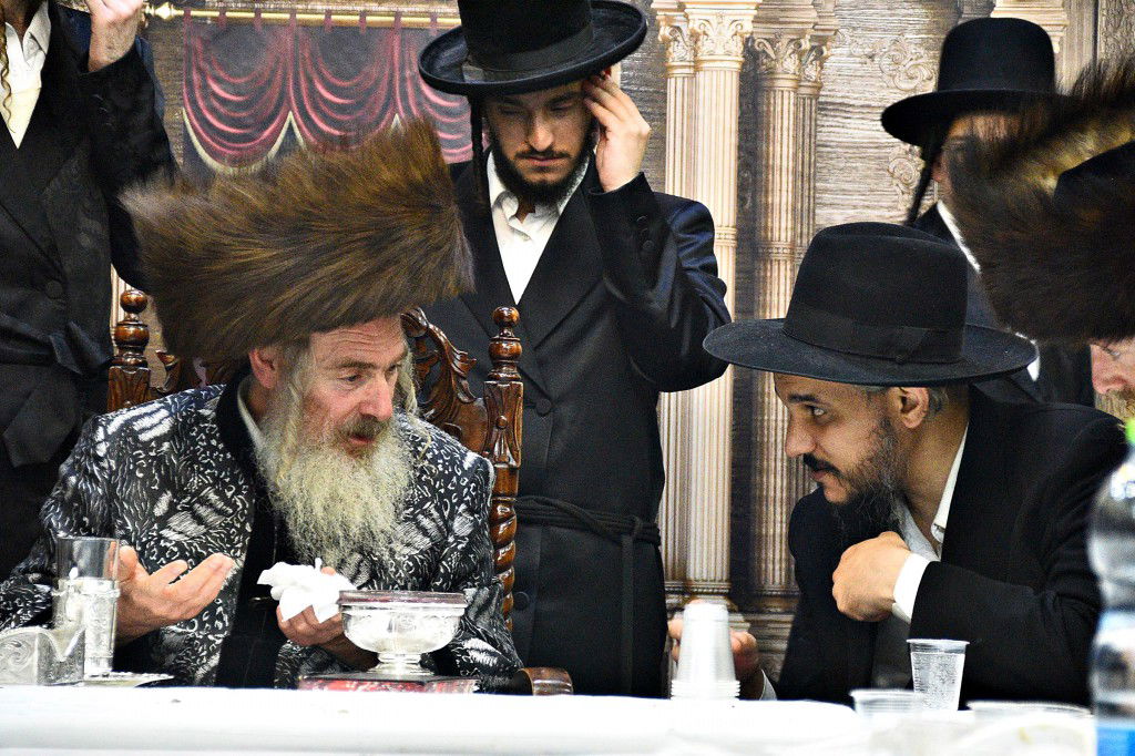 הרבי חילק תפוחים: שמחת בית השואבה בהארנסטייפל