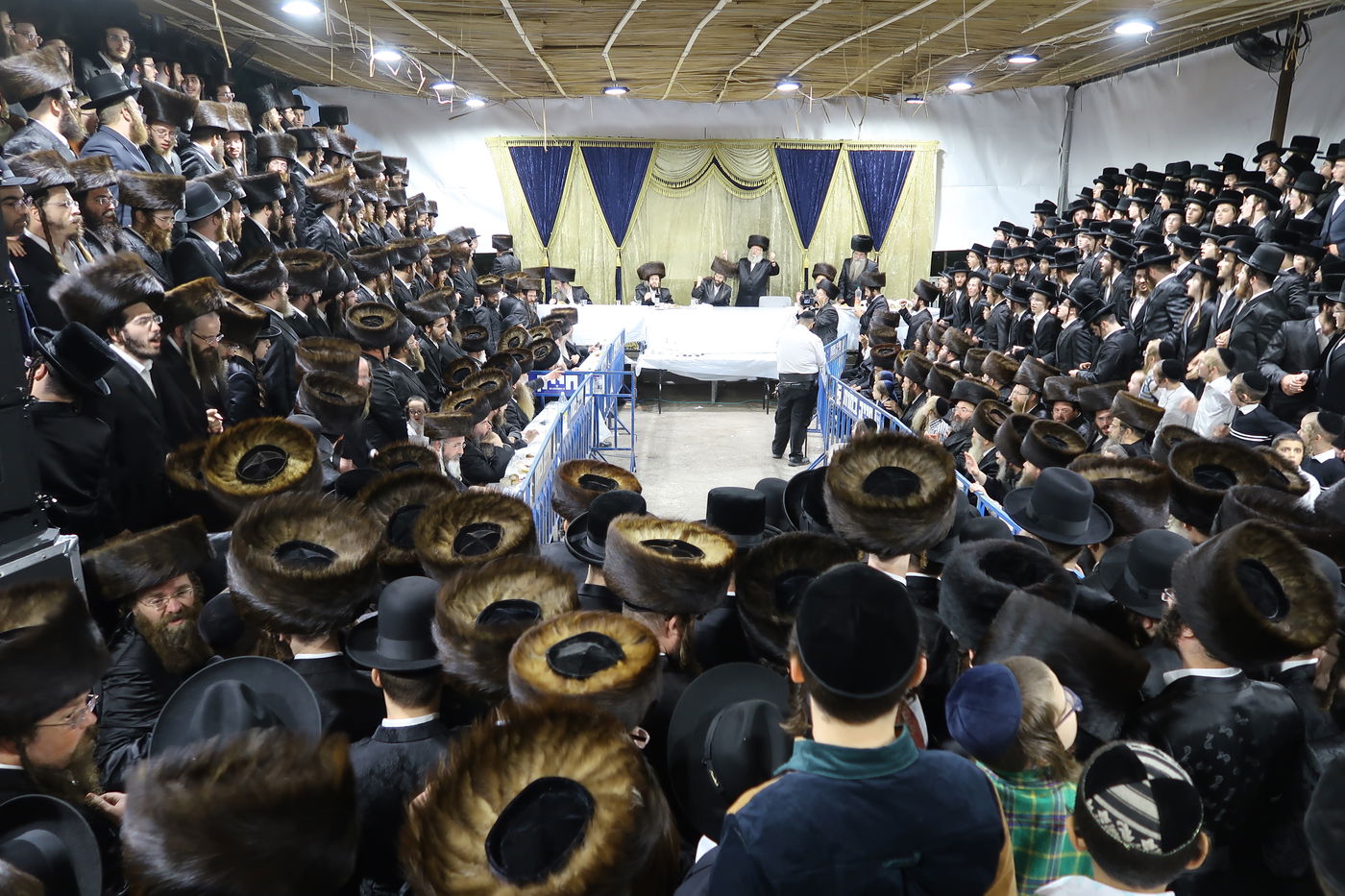 באבוקות של אש: שמחת בית השואבה בחסידות זוועהיל