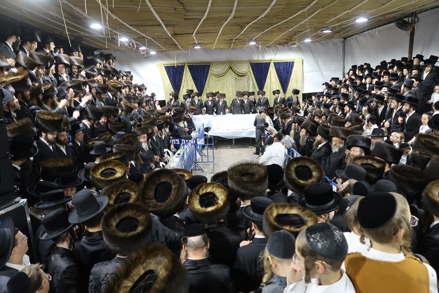 באבוקות של אש: שמחת בית השואבה בחסידות זוועהיל