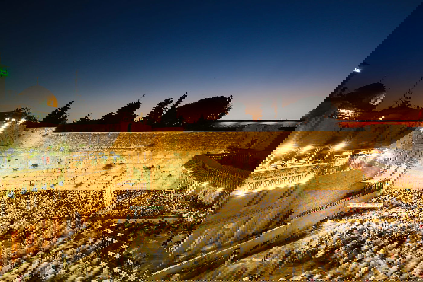 אלפים בליל הושענא רבא ברחבת הכותל המערבי