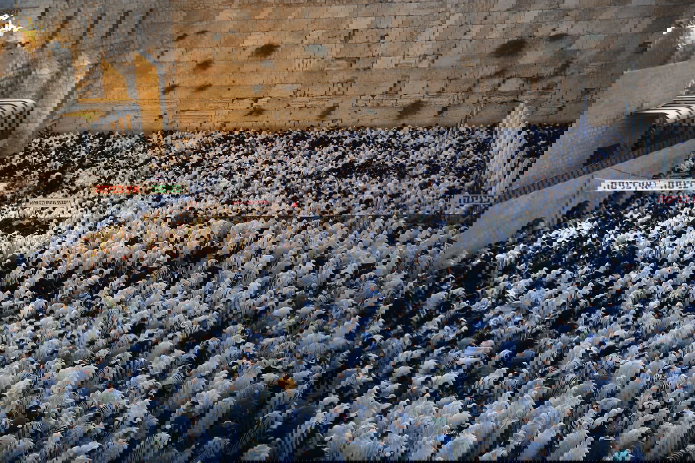 אלפים בליל הושענא רבא ברחבת הכותל המערבי