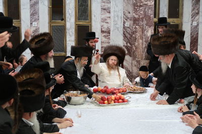 שומרי אמונים: הרבי זרק תפוחים לחסידים | צפו