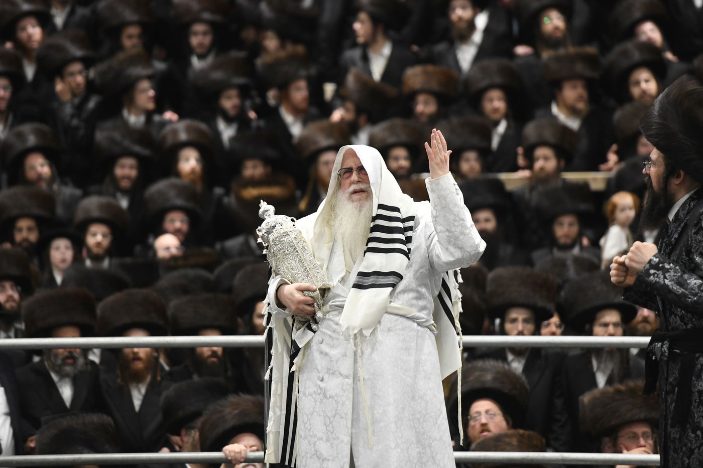 'העפיל טיש': הושענא רבה ושמחת תורה בצאנז