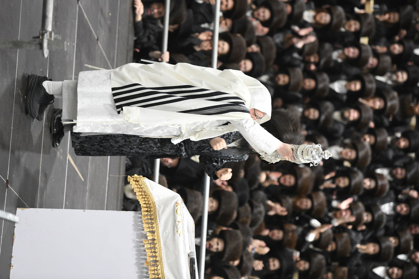 'העפיל טיש': הושענא רבה ושמחת תורה בצאנז