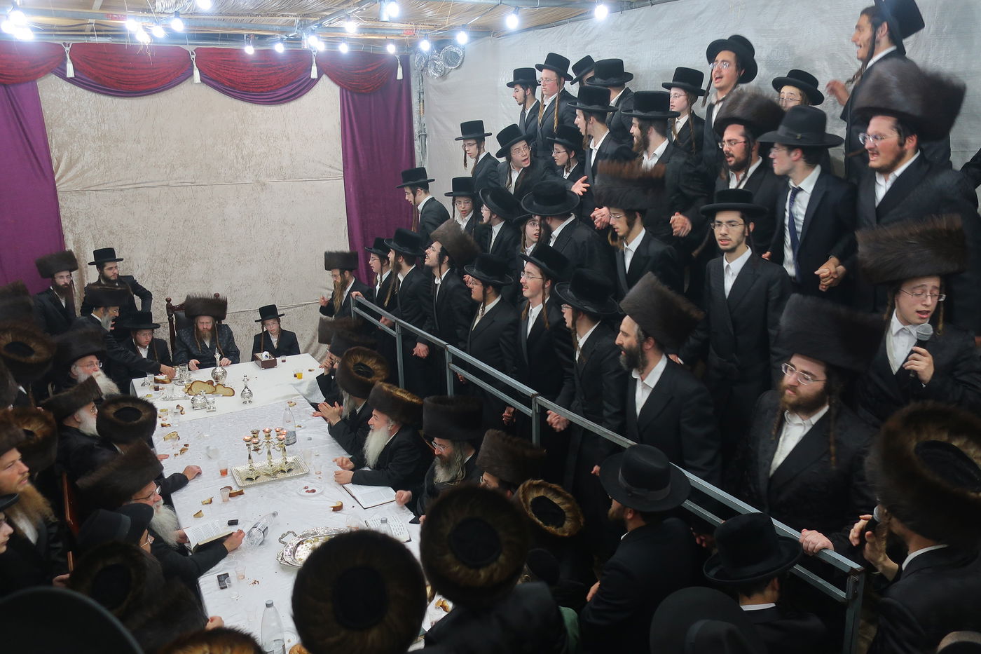 שומרי אמונים: הרבי זרק תפוחים לחסידים | צפו