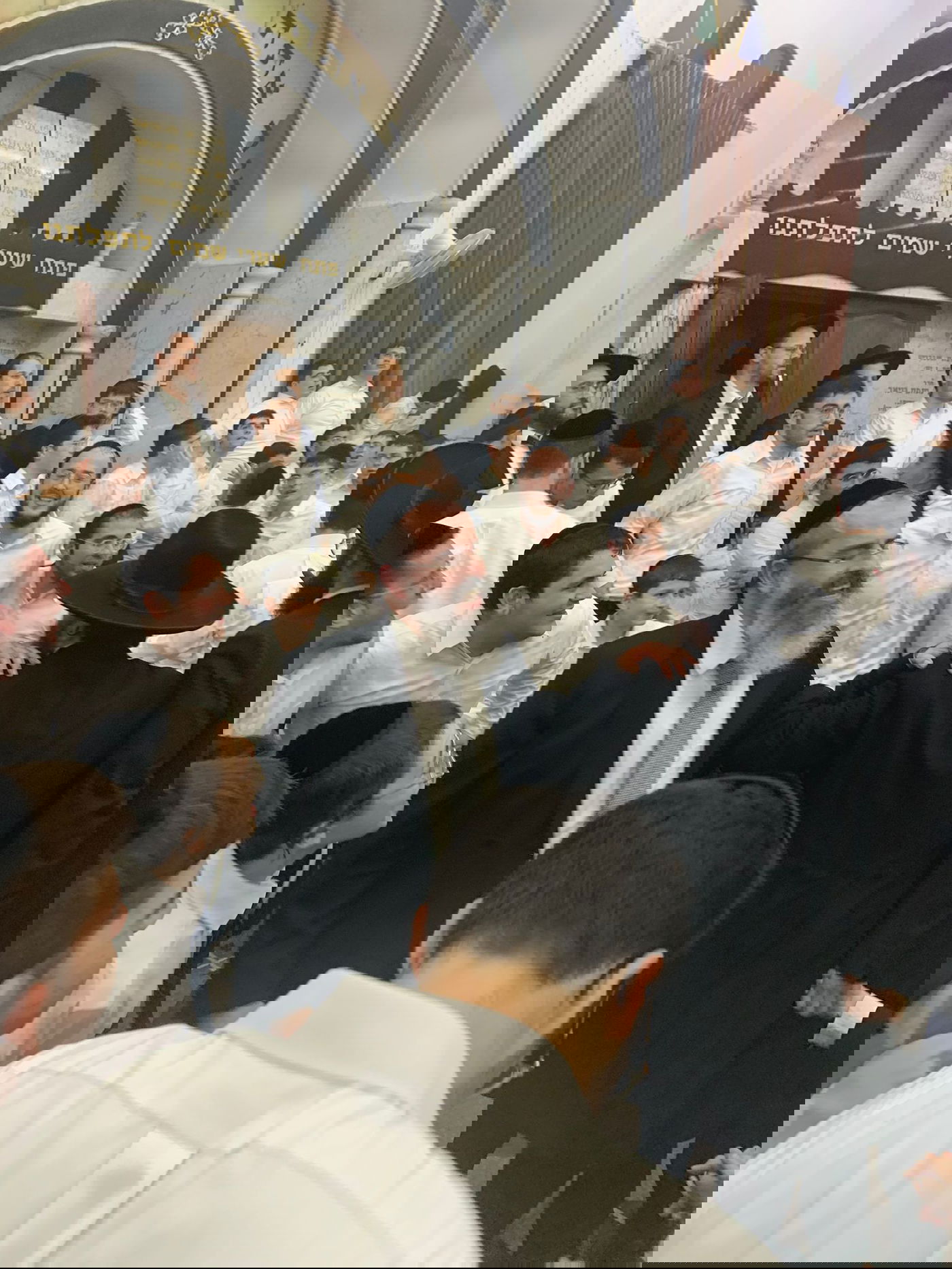 מקפיץ ומרגש: ה'הקפות שניות' המסורתיות ב'בית מתתיהו'