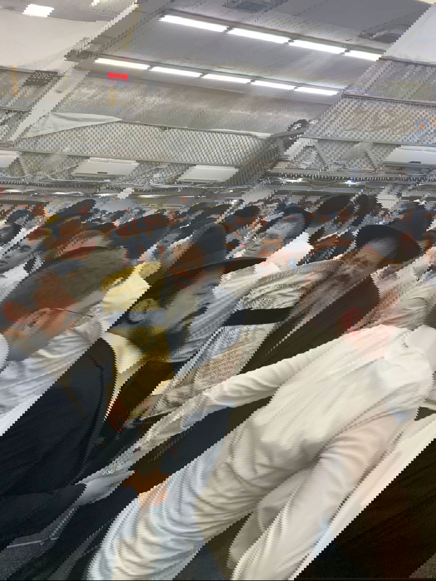 מקפיץ ומרגש: ה'הקפות שניות' המסורתיות ב'בית מתתיהו'