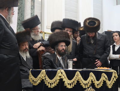 הרבי רקד עם זקני החסידים; הקפות שניות בזוועהיל | תיעוד