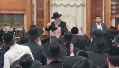 המשגיח מרקיד את הקהל