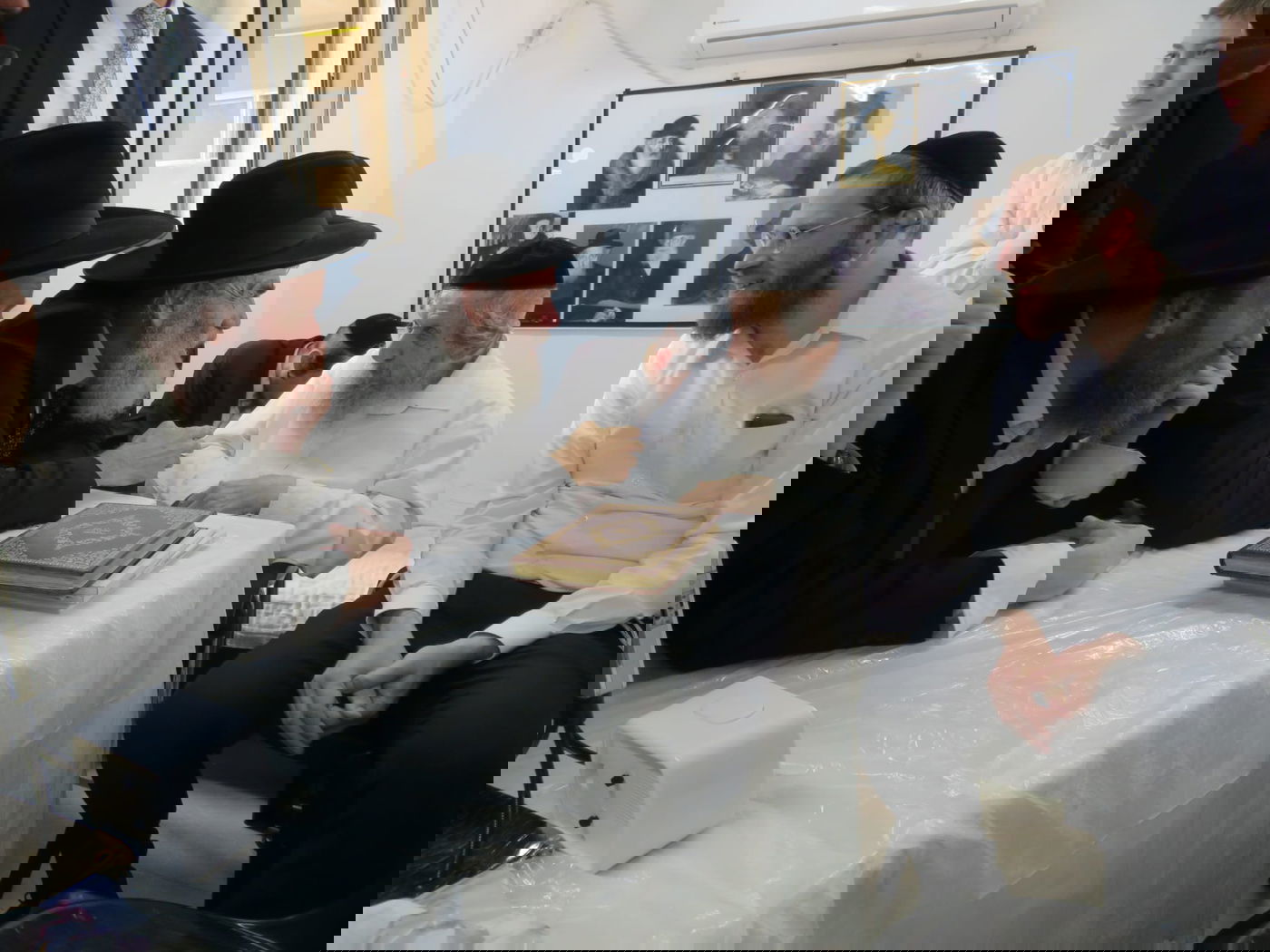 בגבעת הישיבה: תיעוד מחג הסוכות במחיצת הגר"ד לנדו