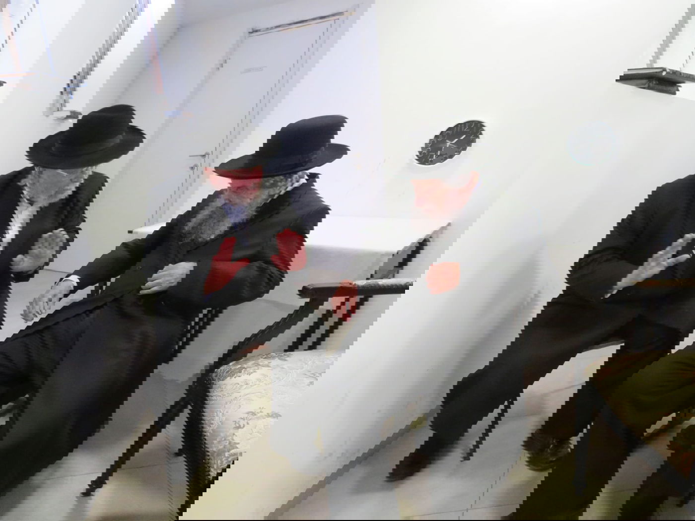 בגבעת הישיבה: תיעוד מחג הסוכות במחיצת הגר"ד לנדו