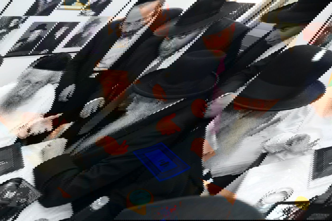 בגבעת הישיבה: תיעוד מחג הסוכות במחיצת הגר"ד לנדו