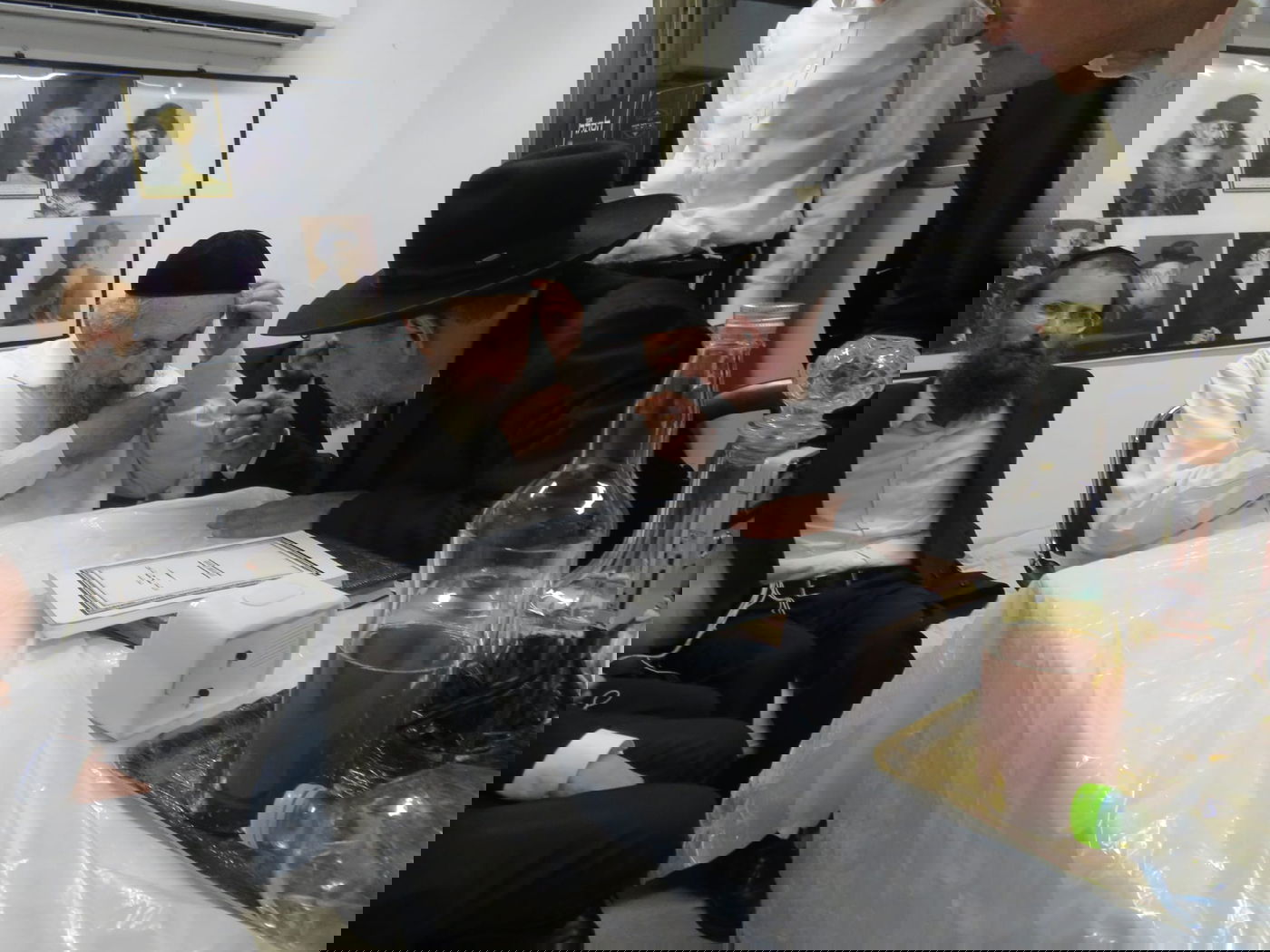 בגבעת הישיבה: תיעוד מחג הסוכות במחיצת הגר"ד לנדו