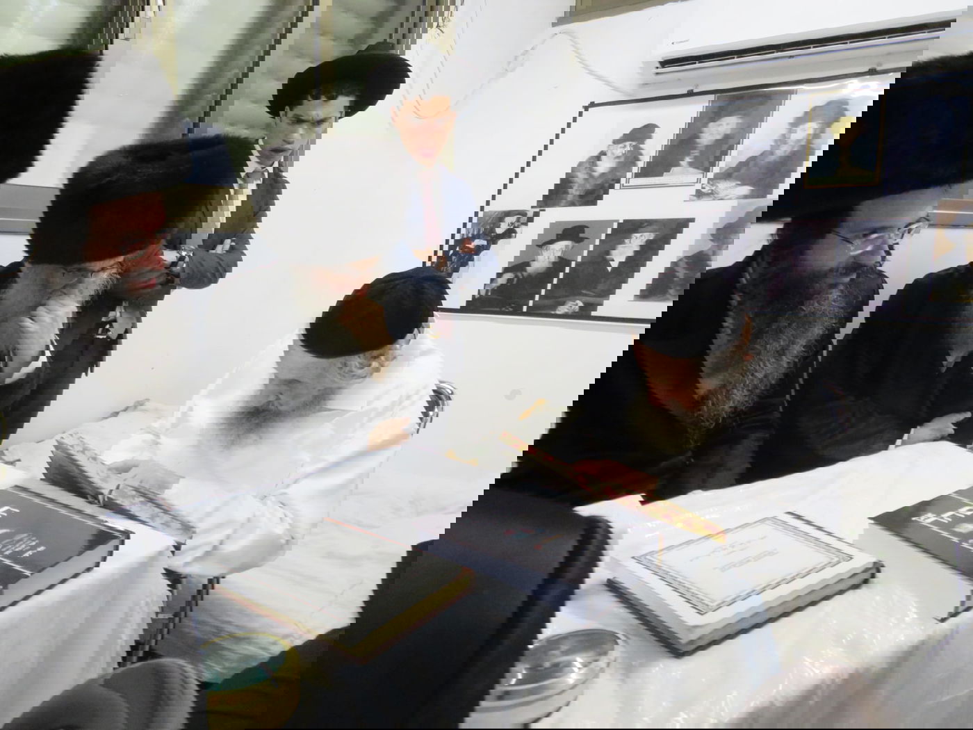 בגבעת הישיבה: תיעוד מחג הסוכות במחיצת הגר"ד לנדו