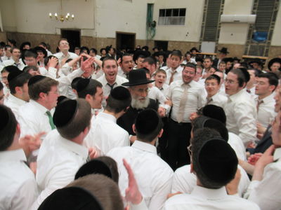 הגר"ש מרקוביץ' מוקף בתלמידיו בהיכל ישיבת פוניבז'