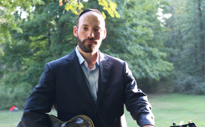 הזמר והיוצר מפולין בסינגל סוחף: "עלינו לשבח"