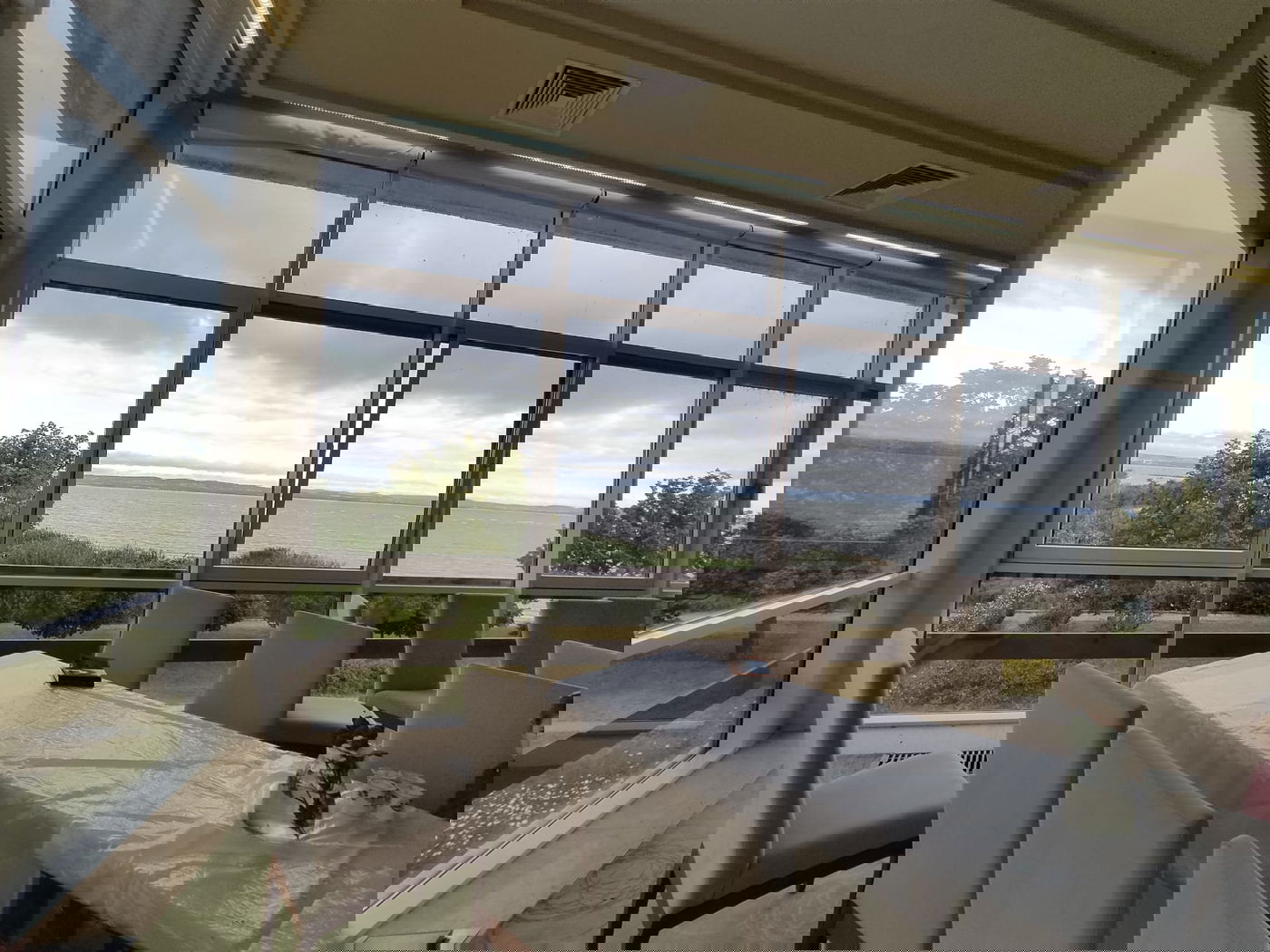 אגם הבלטון נשקף מחדר האוכל במחנה הפליטים